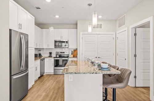 Southeast Orlando Apartment | King Bed Apt Pets allowed Top Amenities Near Parks
