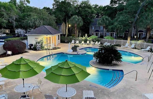 Demere Park Condo | King bed, downstairs, 2/2, updated and spotless!