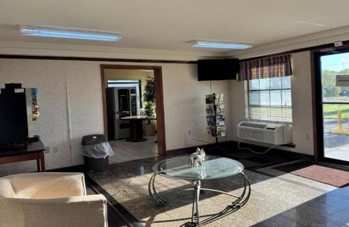 Forrest City Apartment | King Bed Non-Smoking