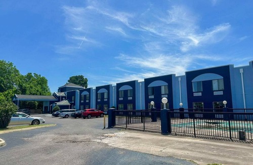 Parkway Village Apartment | King Bed | Non-Smoking