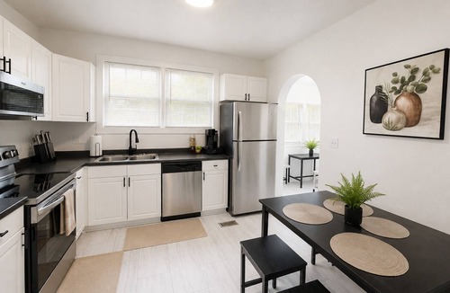 Belvedere Park House | King Bed Pet Friendly Decatur Stay