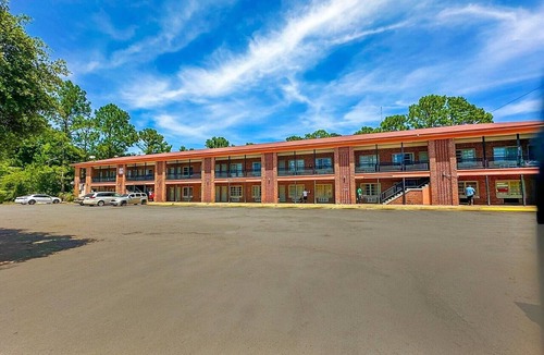 Albany Apartment | King Bed|Smoking|Albany GA