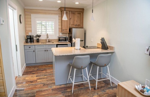 Madeira Beach Cabin | King Bed-Step to Madeira Beach-Heated Pool-Private