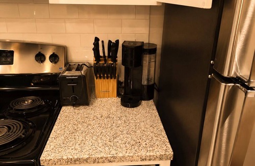 Northside Apartment | King Bed Suite, 8 Min Airport, Fast WiFi & Gym