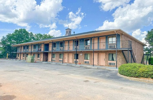 Louisville Apartment | King Bed Suite Smoking