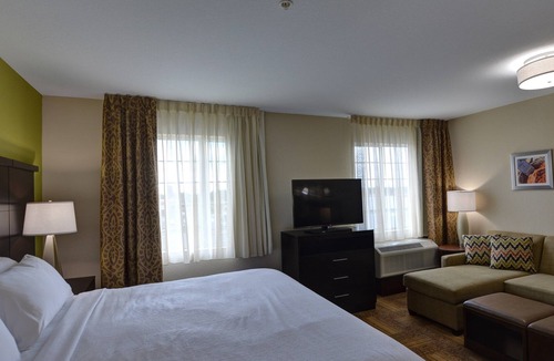 Lakeland Apartment | King Studio. Free Breakfast Buffet. Outdoor Pool. 15 Min to Downtown Lakeland.