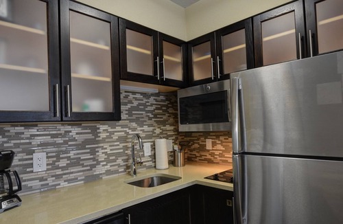 Lakeland Apartment | King Studio. Free Breakfast Buffet. Outdoor Pool. 15 Min to Downtown Lakeland.