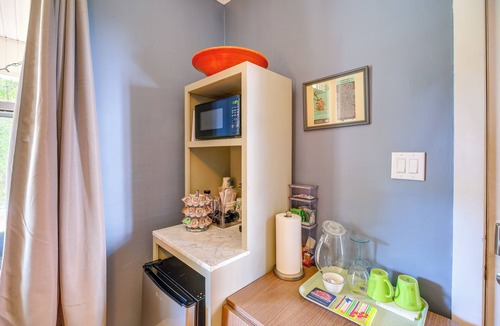 Bristol Apartment | King Studio Suite w/Walk-in Shower Pet Friendly