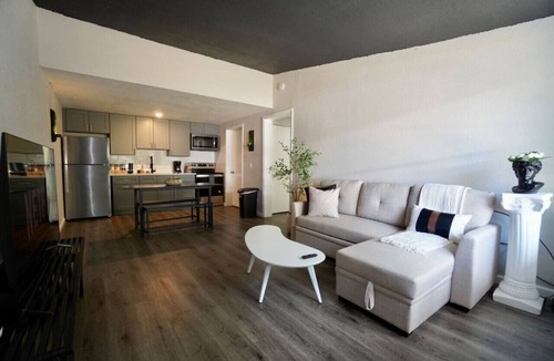 Columbus Apartment | King Suite - 10 mins to Ft Moore