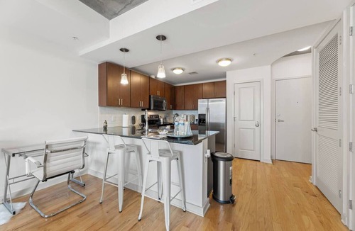 Midtown Condo | King Suite | City View | Free Parking | State Farm