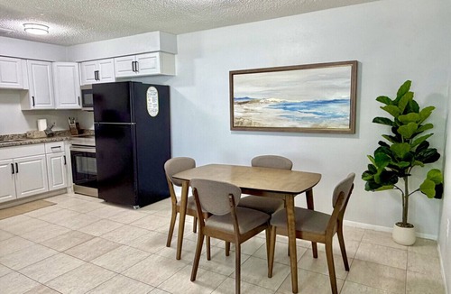 Oakford Park Apartment | King Suite Full Kitchen Near Airport & Downtown