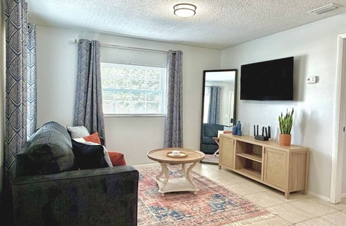 Oakford Park Apartment | King Suite Full Kitchen Near Airport & Downtown