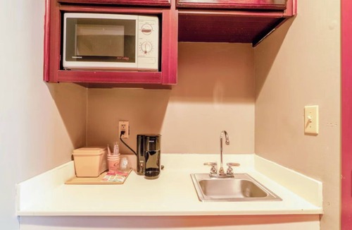 Jonesboro Hotel | King Suite Near Arkansas State University - Stroll Craighead Forest Park