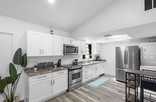 Deltona Lakes House | King Suite + Sleeps 10 | Cozy Deltona Home