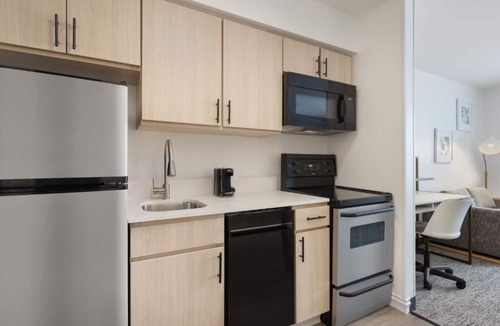 Westshore Hotel | King Suite with Outdoor Swimming Pool Perfect for Trips Near Tampa Attractions