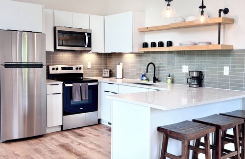 Stanton Cabin | Knob Hill at Three Suns Cabins/River/Beach/Hot Tub/Romantic