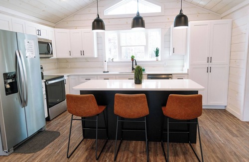 Salem Cabin | Knott Quite at the lake - 4bd/3ba with Hot Tub