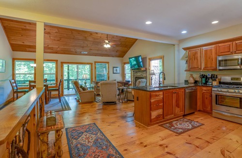 Sapphire House | Knotty & Nice - Great Family Vacation with Amenities!