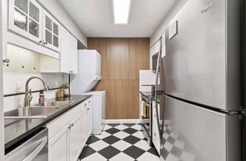 Demere Park Apartment | L9 New Listing! Two king size beds
