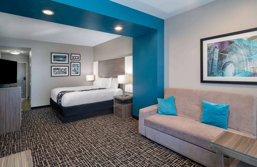 Forsyth Hotel | La Quinta Inn & Suites by Wyndham Forsyth