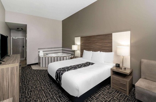 Forsyth Hotel | La Quinta Inn & Suites by Wyndham Forsyth