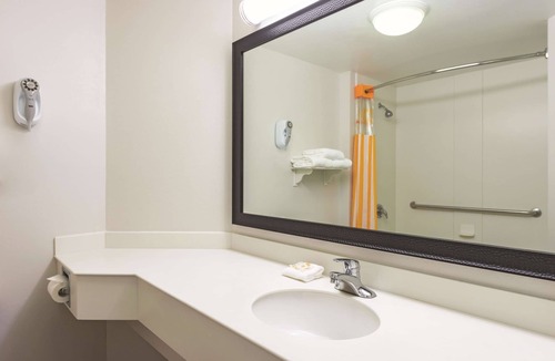 Seybold Hotel | La Quinta Inn & Suites by Wyndham Miami Airport East
