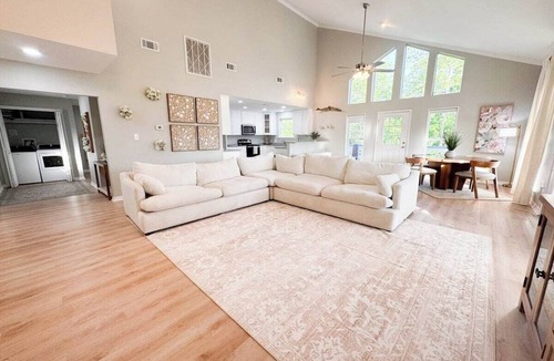 D'Iberville House | Lake & Beach Getaway Stylish 3BR in D'Iberville