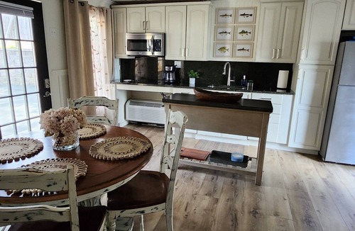 Waterloo Cottage | Lake Greenwood Guesthouse-Bring your boat and your pup!