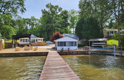 Waterloo Cottage | Lake Greenwood Guesthouse-Bring your boat and your pup!