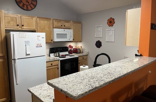 Keowee Apartment | Lake Hartwell/Clemson condo- perfect game day retreat