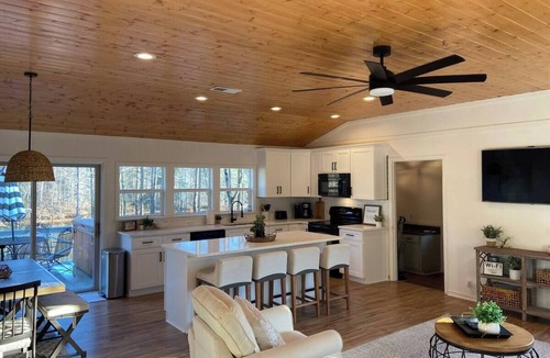 Fair Play Cabin | Lake Hartwell Waterfront Retreat w/Dock, Hot Tub & FirePit