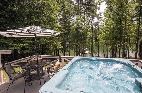Fair Play Cabin | Lake Hartwell Waterfront Retreat w/Dock, Hot Tub & FirePit