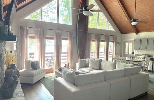 Cedar Bluff House | Lake House Cabin 3BR/2BA Sleeps 6 Water Front With Private Boat Dock for Fishing