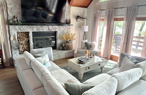 Cedar Bluff House | Lake House Cabin 3BR/2BA Sleeps 6 Water Front With Private Boat Dock for Fishing