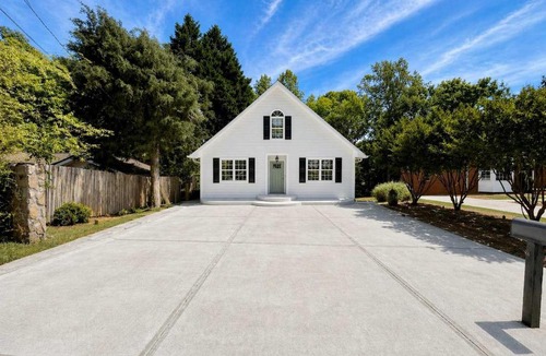 Buford House | Lake Lanier Escape Near Atlanta Dock & Kayaks 2 kitchens, 2 laundry arcade pool table and more!