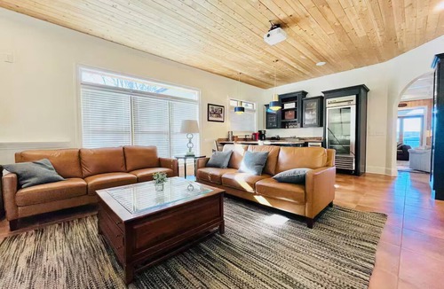 Gainesville House | Lake Lanier Paradise ~ Pool ~ Jacuzzi ~ Boat slip