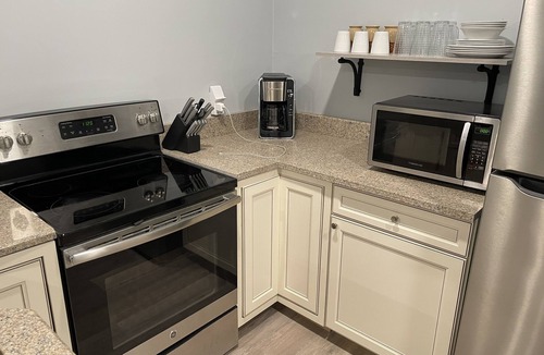 Douglas House | Lake Life Bungalow w/pool & 3 Kayaks in Baymeadows Estates - Great Fishing!