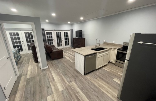 Douglas House | Lake Life Bungalow w/pool & 3 Kayaks in Baymeadows Estates - Great Fishing!