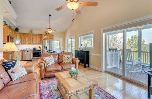 Hiawassee Condo | Lake-View Condo with Covered Deck in Hiawassee!