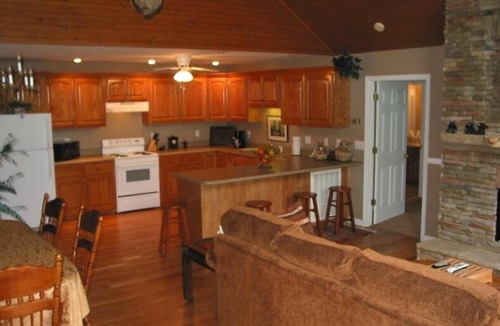 Unaka House | 'Lakefront' 4BR Home with Dock on Lake Hiwassee in Bear Paw
