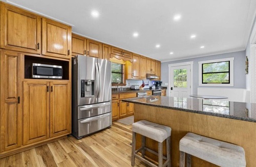 Cropwell House | Lakefront Cottage: 2 Kings, Boat Launch, Swim Dock, Firepit, 3 Patios + Bunkbeds