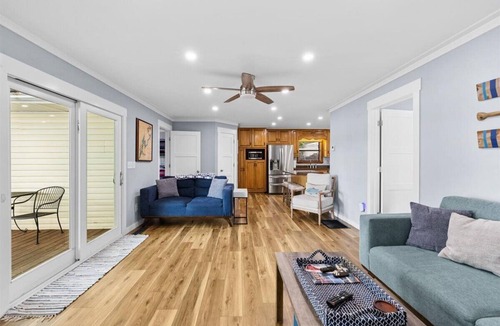 Cropwell House | Lakefront Cottage: 2 Kings, Boat Launch, Swim Dock, Firepit, 3 Patios + Bunkbeds