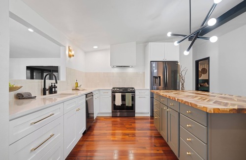 Mid America House | Lakefront! Heated Pool! Hot Tub! Game Room!