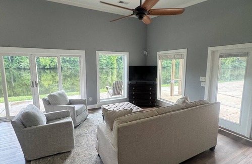 Duncanville Cottage | Lakefront Hidden Gem
