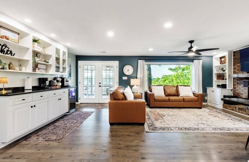 Inman House | Lakefront + Kayaks + Dock + Screened in Porch | Home Sweet Bowen