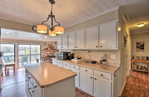 Lavonia House | Lakefront Lavonia Cottage w/2-Story Dock!