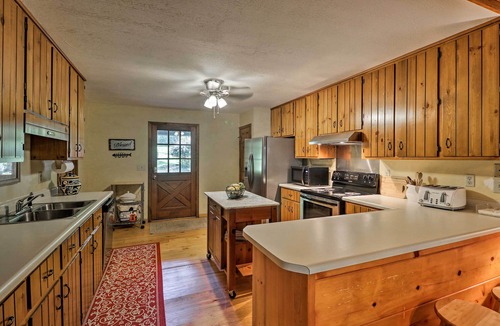 Milledgeville Cabin | Lakefront Milledgeville Cabin: Private Dock, Porch