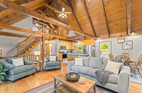 Sharps Chapel Cabin | Lakefront Norris Cabin Retreat・Dock・Games・Hot Tub
