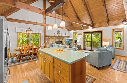 Sharps Chapel Cabin | Lakefront Norris Cabin Retreat・Dock・Games・Hot Tub