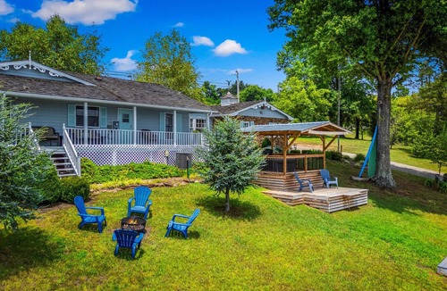 Dandridge House | Lakefront Oasis- Steps to Water- Private Boat Ramp